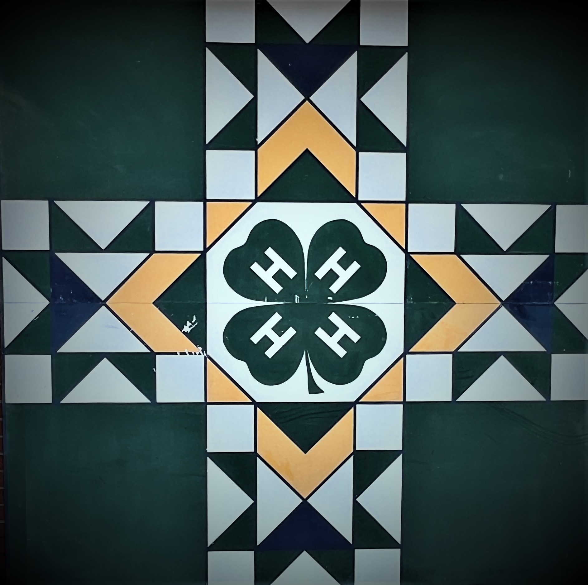 metal quilt sign, 4H emblem 